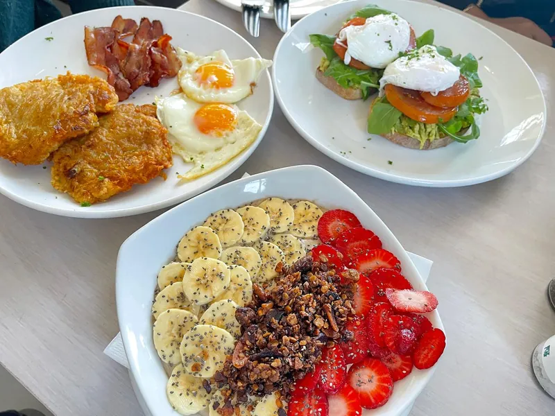 A Dario's breakfast with rösti, eggs and bacon
